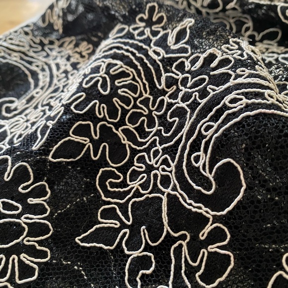 Babaton Lace Tanktop - Picture 4 of 5